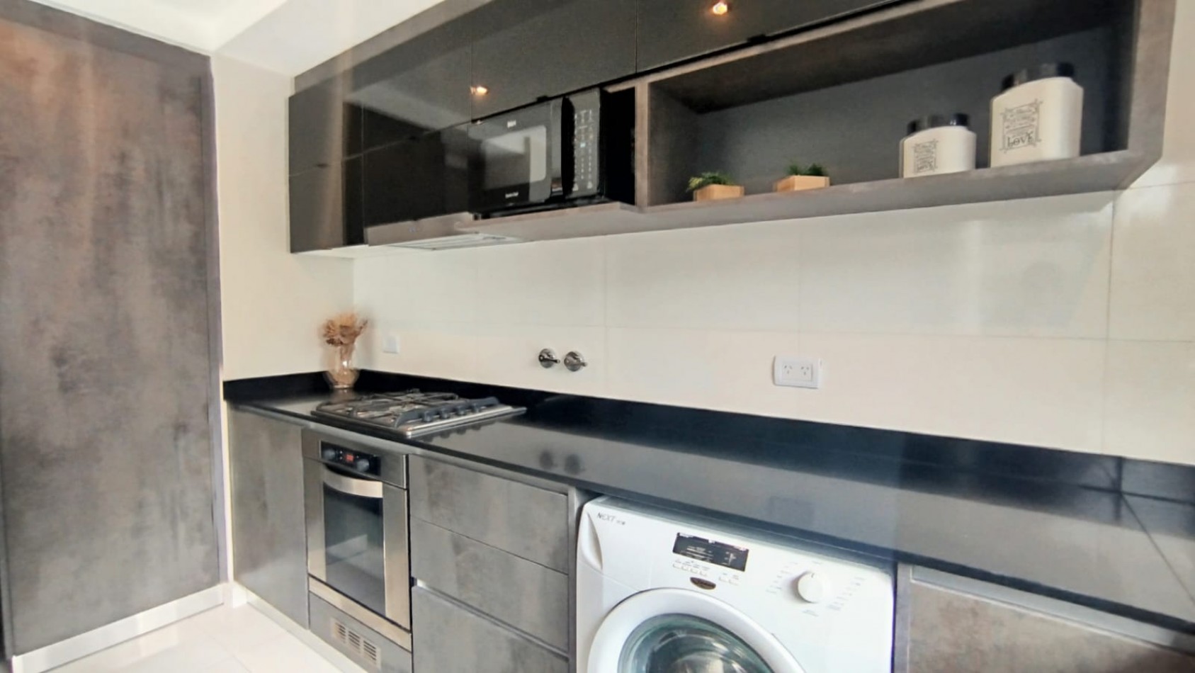 Venta - Semipiso amoblado de 3 ambientes con balcon y baulera.