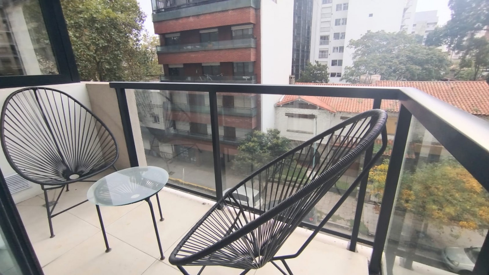 Venta - Semipiso amoblado de 3 ambientes con balcon y baulera.