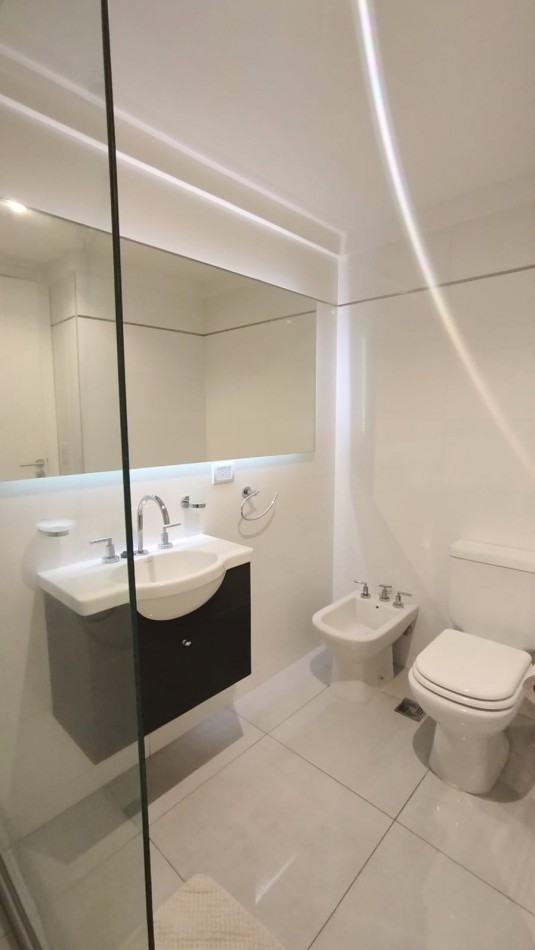 Venta - Semipiso amoblado de 3 ambientes con balcon y baulera.