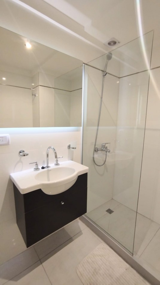 Venta - Semipiso amoblado de 3 ambientes con balcon y baulera.