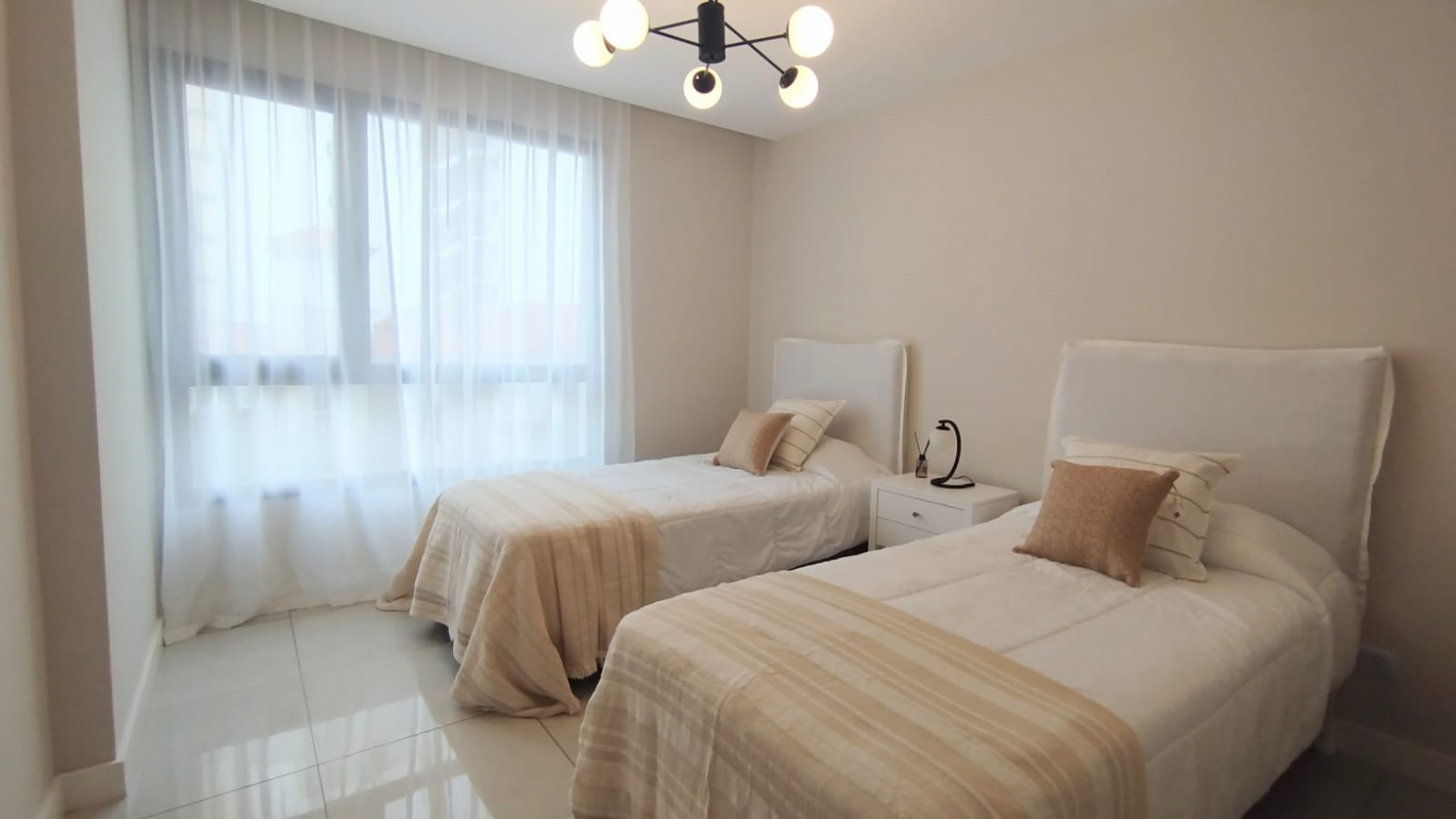 Venta - Semipiso amoblado de 3 ambientes con balcon y baulera.