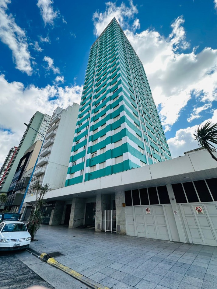 Venta - Departamento 3 ambientes con vista al mar y cochera.