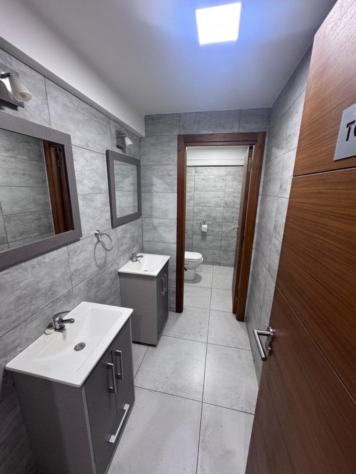 Venta - Departamento amueblado de 2 ambientes con doble cochera.