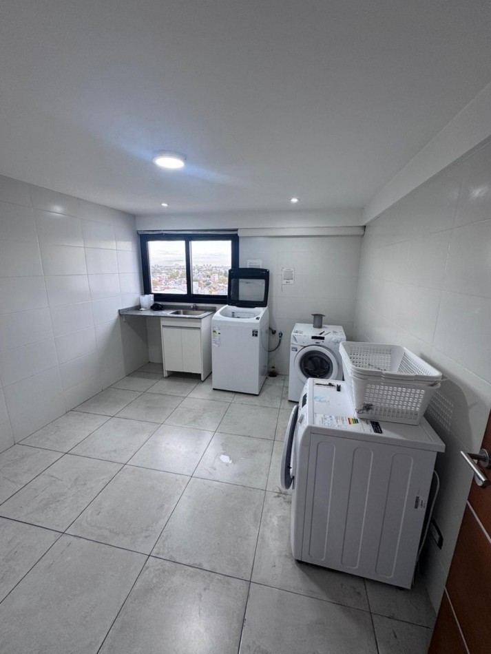 Venta - Departamento amueblado de 2 ambientes con doble cochera.