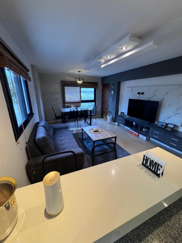Venta - Departamento amueblado de 2 ambientes con doble cochera.