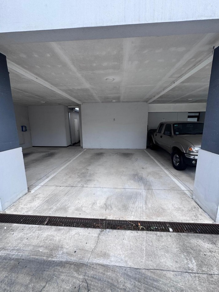 Venta - Departamento amueblado de 2 ambientes con doble cochera.