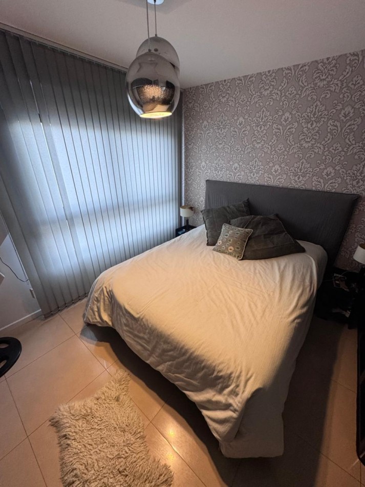 Venta - Departamento amueblado de 2 ambientes con doble cochera.