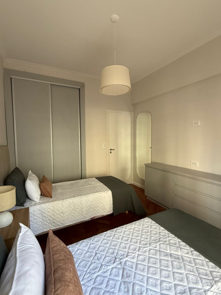 Venta - Departamento de 3 amb. amoblado a una cuadra del mar.