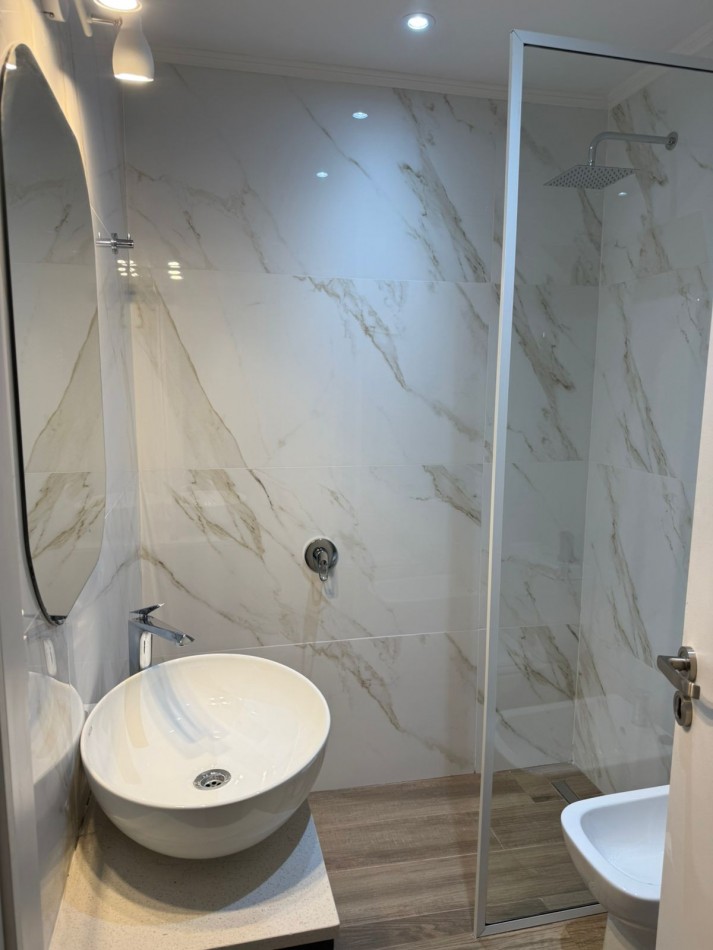 Venta - Departamento de 3 amb. amoblado a una cuadra del mar.
