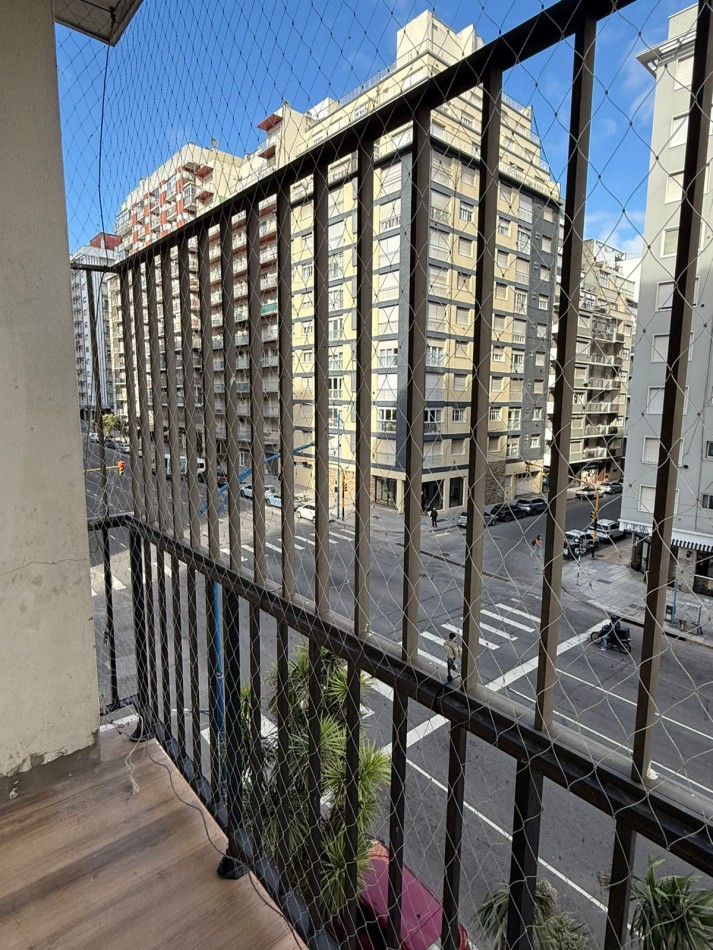Venta - Departamento de 3 amb. amoblado a una cuadra del mar.