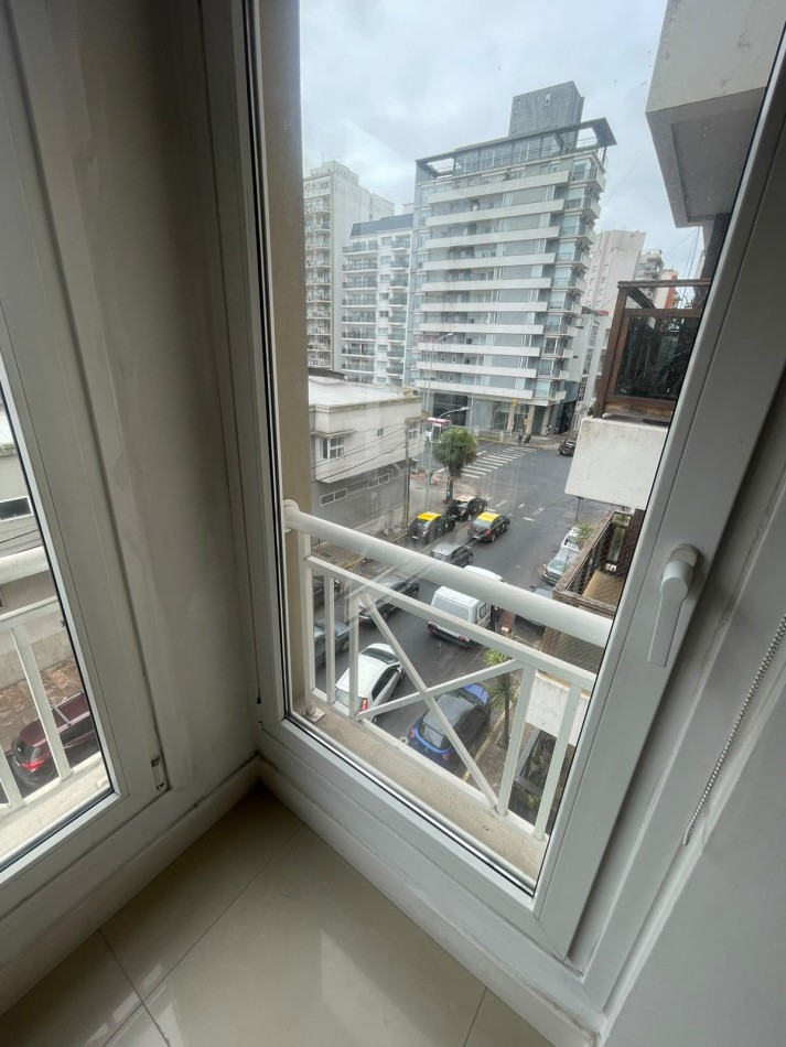 En Venta - Excelente 2 Ambientes al Frente con Cochera Cubierta y Baulera en La Perla | Apto Credito