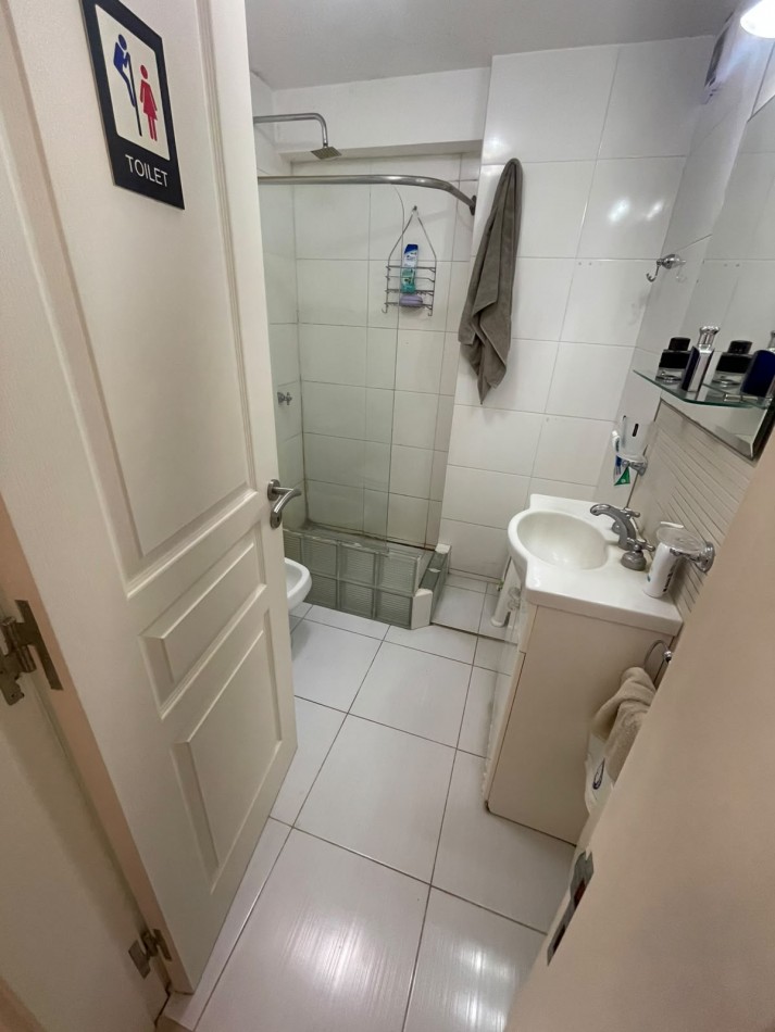 En Venta - Excelente 2 Ambientes al Frente con Cochera Cubierta y Baulera en La Perla | Apto Credito