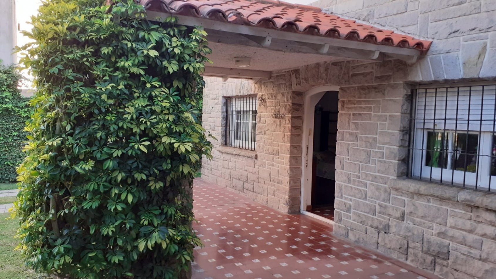 Alquiler comercial- Casa cuatro ambientes a 100 mts. de la costa.