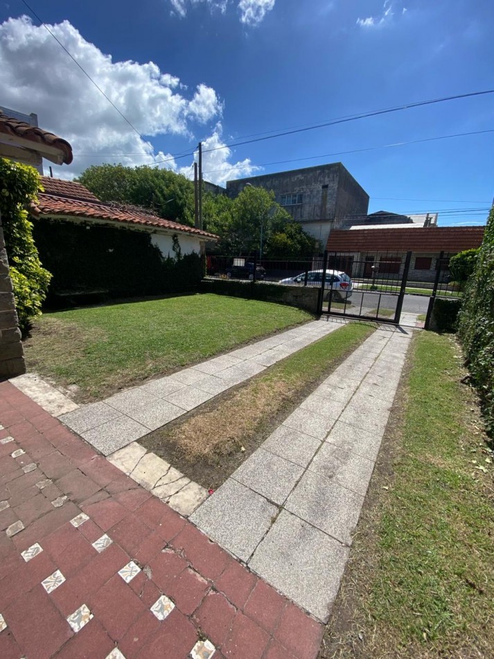 Alquiler comercial- Casa cuatro ambientes a 100 mts. de la costa.