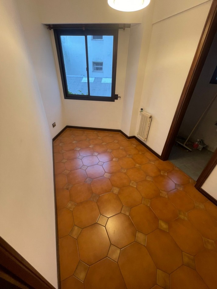 Venta - Departamento de tres ambientes con dependencia y cochera