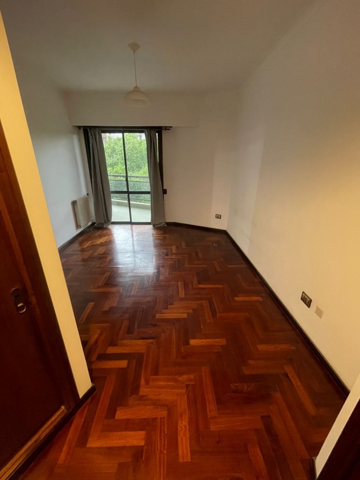 Venta - Departamento de tres ambientes con dependencia y cochera