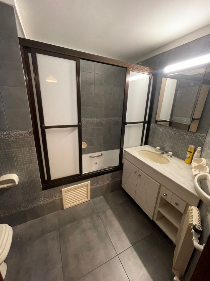 Venta - Departamento de tres ambientes con dependencia y cochera