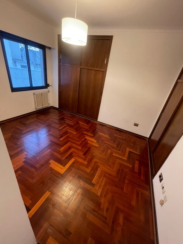 Venta - Departamento de tres ambientes con dependencia y cochera