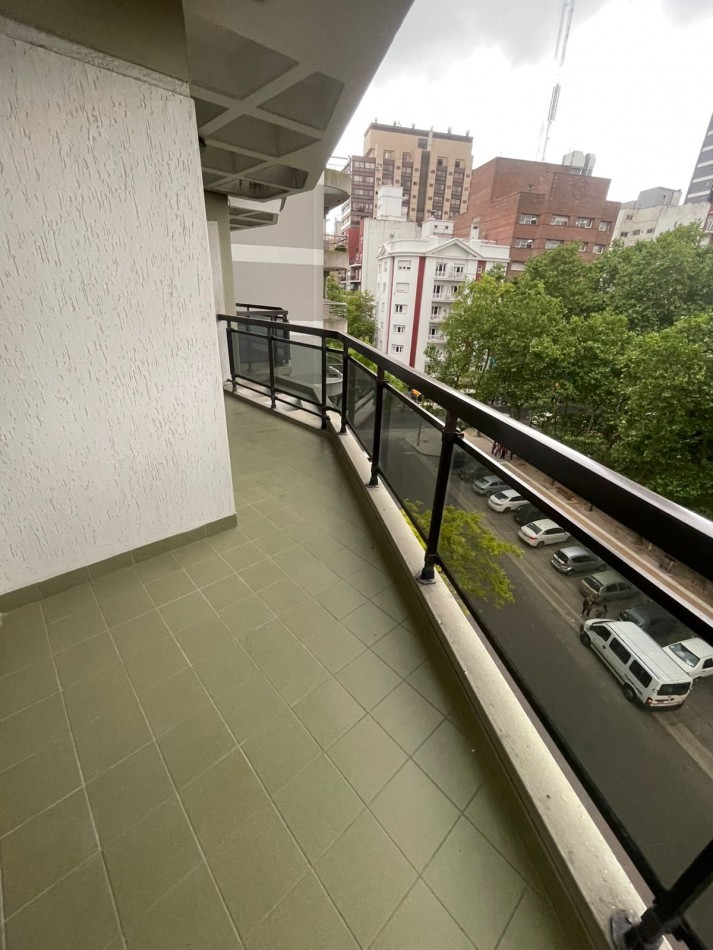 Venta - Departamento de tres ambientes con dependencia y cochera