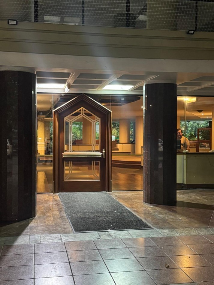 Venta - Departamento de tres ambientes con dependencia y cochera