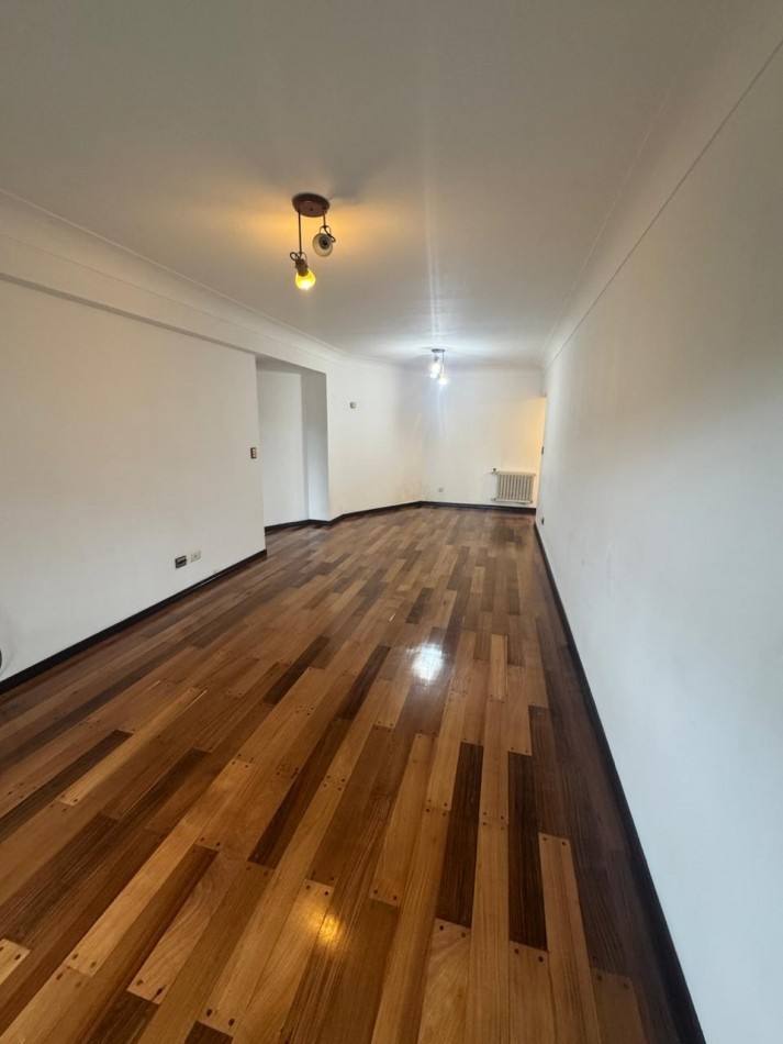 Venta - Departamento de tres ambientes con dependencia y cochera