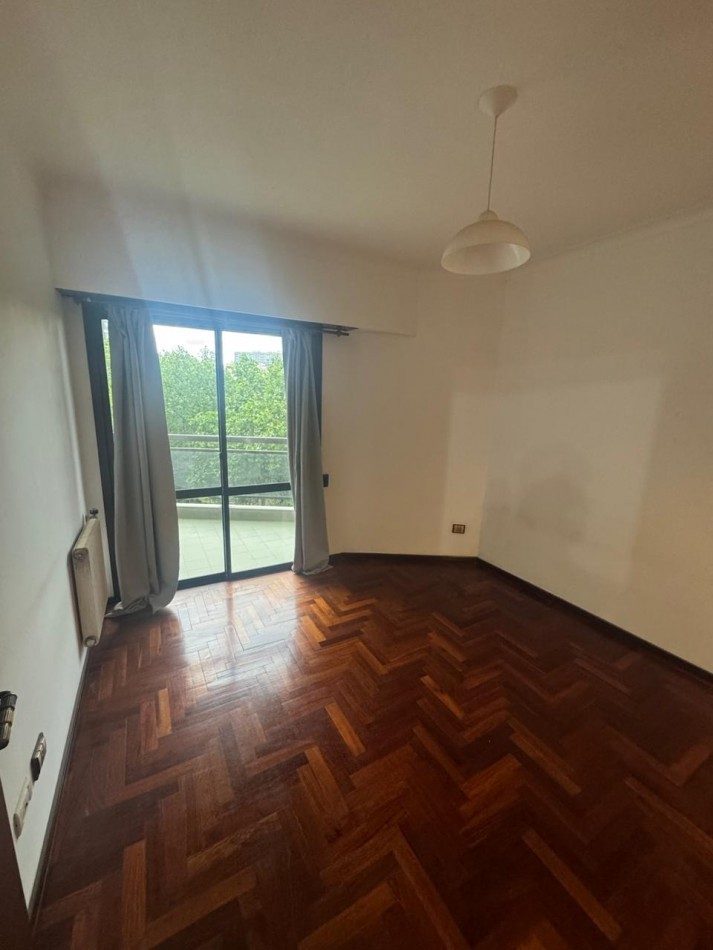 Venta - Departamento de tres ambientes con dependencia y cochera