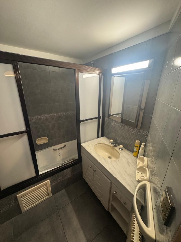 Venta - Departamento de tres ambientes con dependencia y cochera