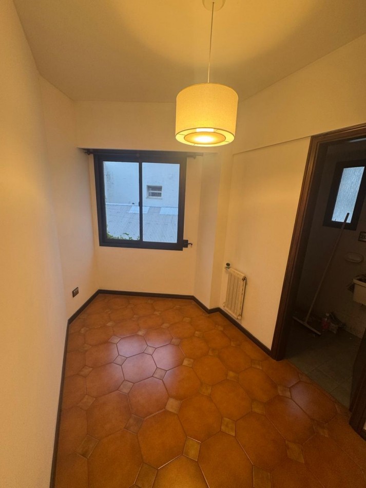 Venta - Departamento de tres ambientes con dependencia y cochera