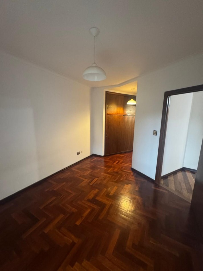 Venta - Departamento de tres ambientes con dependencia y cochera