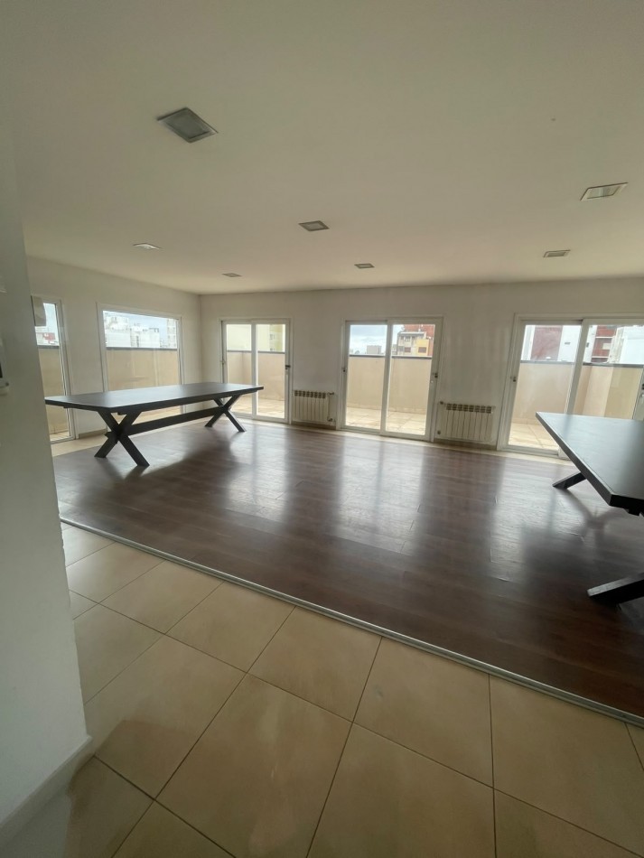En alquiler - Excelente 2 Ambientes al Frente con Cochera Cubierta, en La Perla | Amenities y Cochera de Cortesia