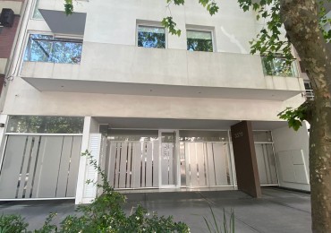 Venta- Departamento de tres ambientes con cochera cubierta.