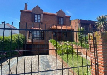 Venta- Chalet cuatro ambientes con jardin. 