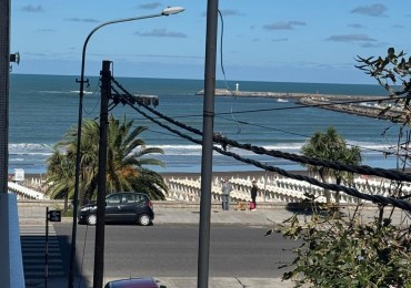 Venta- Departamento cuatro ambientes con cochera y vista lateral al mar.