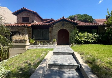 Venta - Chalet en los Troncos con amplio parque, piscina y garage