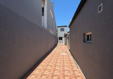 Venta - Duplex de dos ambientes con patio/cochera.