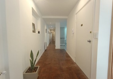 Venta - Semipiso de tres ambientes amueblado.