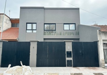 Venta - PH a nuevo con patio y pileta.